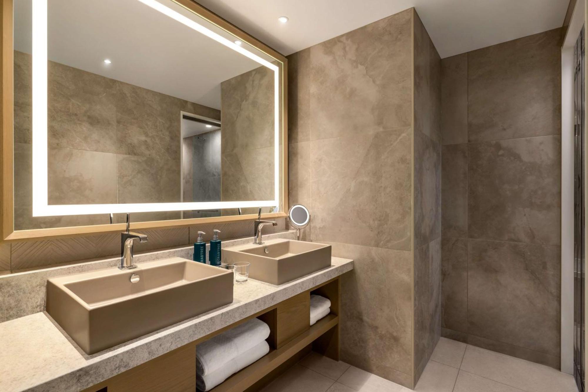 Doubletree By Hilton Toyama Hotell Exteriör bild